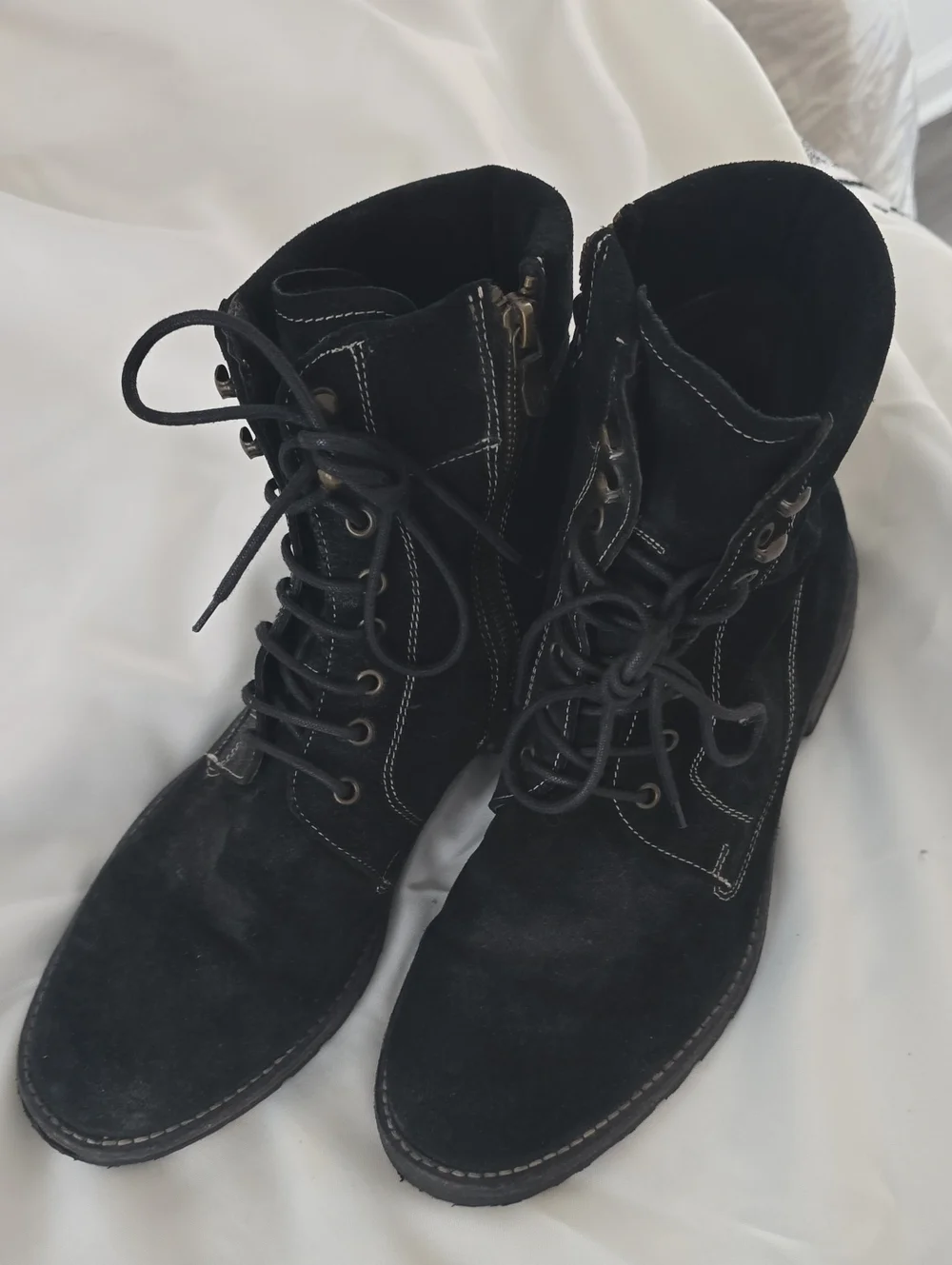 Donald J Pliner Black Shoe Interior with Silver Logo